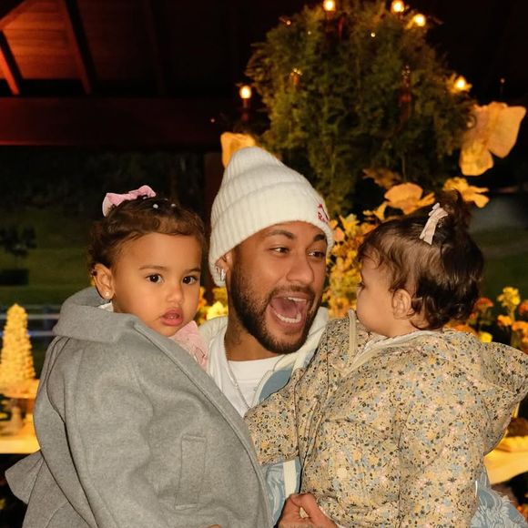 Neymar publica foto rara com Mavie e Helena no aniversário da filha caçula
