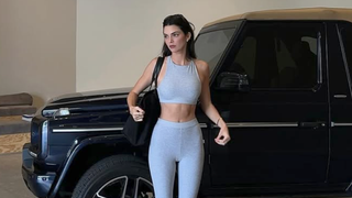 Parecem tênis Samba de cano largo, mas são os novos Adidas na cor bordô que deixam qualquer look mais retrô e estiloso