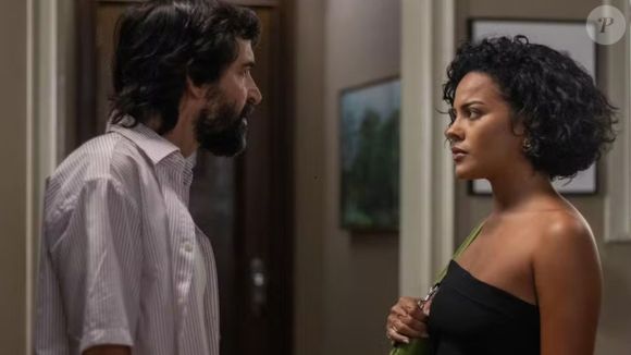 Antes da morte na novela Vale Tudo, Rubinho (Julio Andrade) sente palpitações ao ser ignorado por Maria de Fátima (Bela Campos)