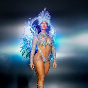 Paolla Oliveira brilhou representando a Lua no desfile da Grande Rio