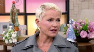'Vou continuar mostrando minha virilha, ou melhor, meu talento': ao vivo na Globo, Xuxa dá recado sincerão para os haters após críticas por looks de show
