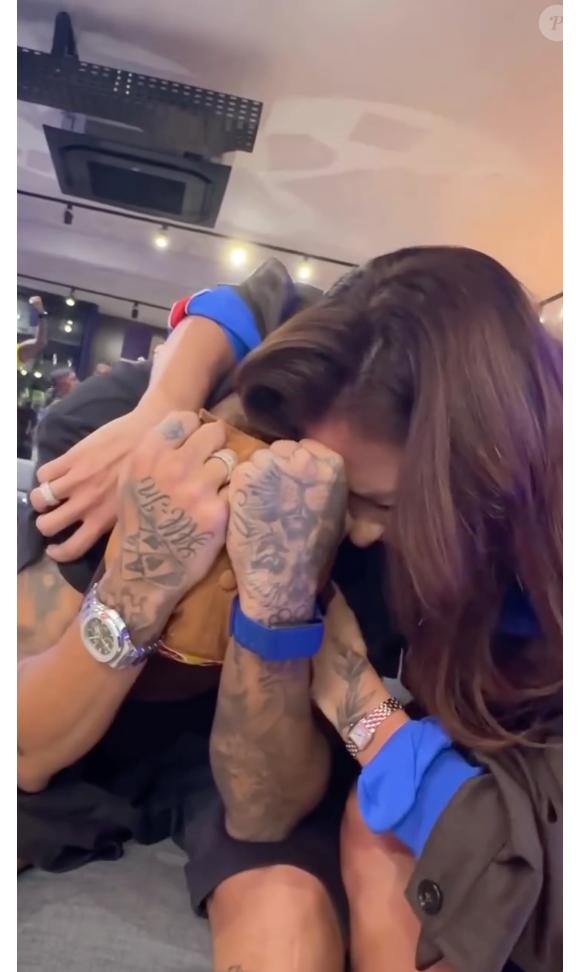 Convocado para a Copa 2026, Neymar não conteve a emoção e foi às lágrimas abraçado a Bruna Biancardi, sua atual mulher