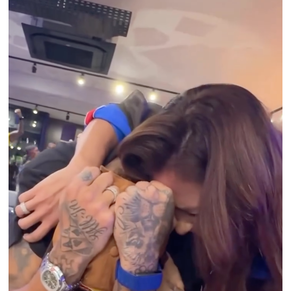 Convocado para a Copa 2026, Neymar não conteve a emoção e foi às lágrimas abraçado a Bruna Biancardi, sua atual mulher