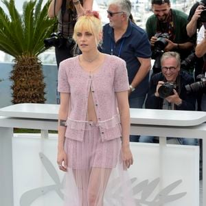 As restrições de vestimenta proíbem nudez. Ou seja, trajes que revelem partes nuas do corpo estão vetados em todas as áreas do festival, incluindo o tapete vermelho. Além disso, vedação e looks muito volumosos,