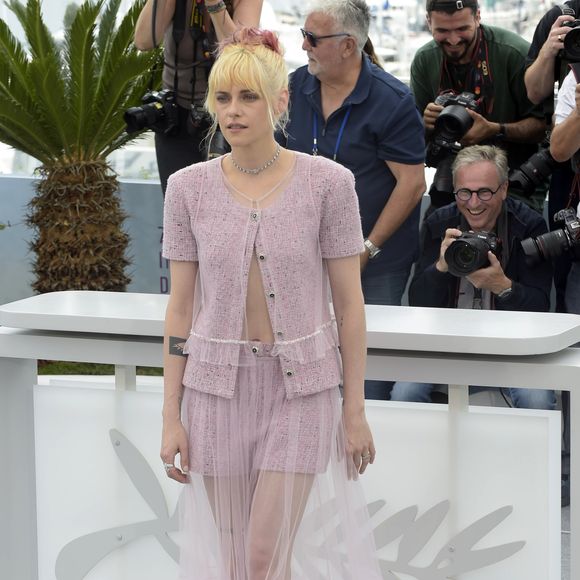 As restrições de vestimenta proíbem nudez. Ou seja, trajes que revelem partes nuas do corpo estão vetados em todas as áreas do festival, incluindo o tapete vermelho. Além disso, vedação e looks muito volumosos,