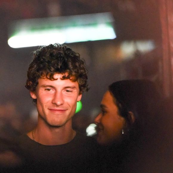 Shawn Mendes está de volta ao Rio de Janeiro, onde vive novos momentos românticos com Bruna Marquezine