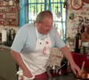 Par afazer o lanche, comece temperando a carne com os seus temperos favoritos, e a modele no formato de hambúrguer