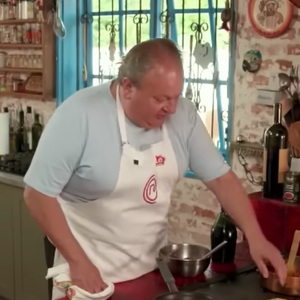 Par afazer o lanche, comece temperando a carne com os seus temperos favoritos, e a modele no formato de hambúrguer