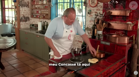 Par afazer o lanche, comece temperando a carne com os seus temperos favoritos, e a modele no formato de hambúrguer