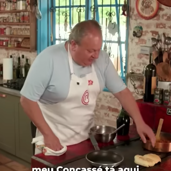 Par afazer o lanche, comece temperando a carne com os seus temperos favoritos, e a modele no formato de hambúrguer