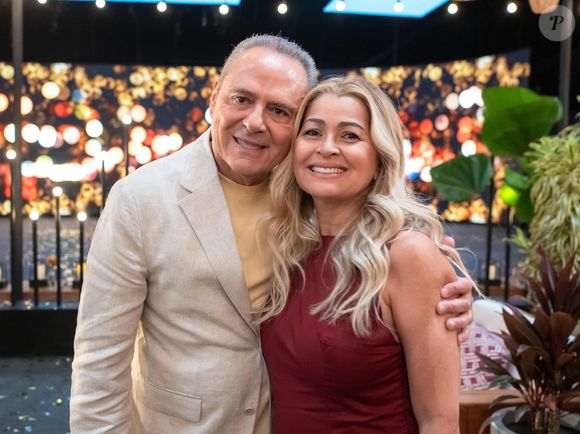 Luis Roberto posa com a mulher, Jacy Santos, durante gravação de vinheta da Globo