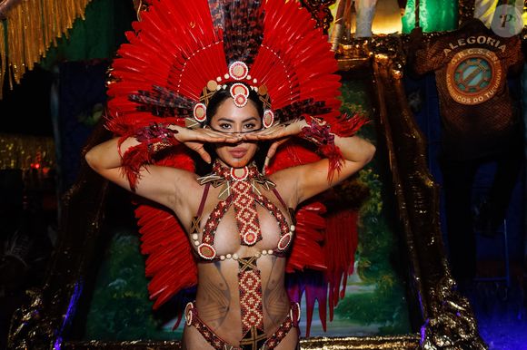 Isabelle Nogueira também desfilou pela Acadêmicos do Tucuruvi no Carnaval de São Paulo