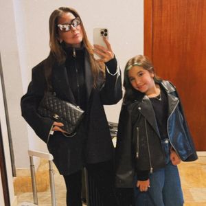 Deborah Secco está viajando com a filha Maria Flor, de apenas 9 anos