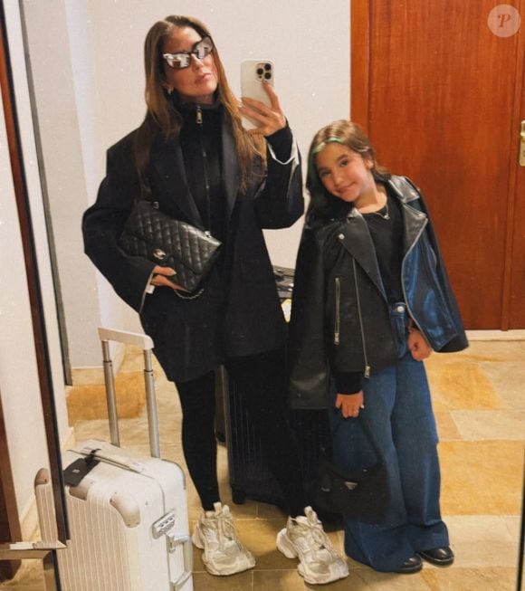 Deborah Secco está viajando com a filha Maria Flor, de apenas 9 anos