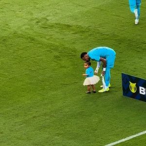 Antes do jogo, Neymar encantou ao entrar em campo com a filha Mavie