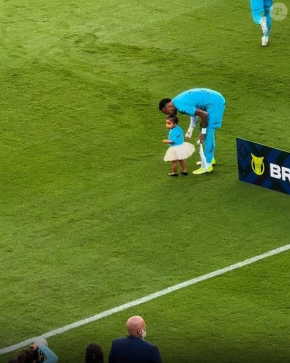 Antes do jogo, Neymar encantou ao entrar em campo com a filha Mavie