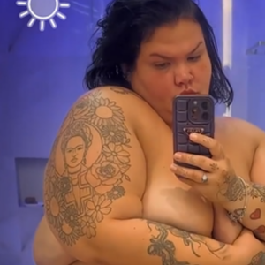 A Thais Carla já comentou algumas vezes nas redes sociais sobre como se sente mais confortável e livre com o próprio corpo — e que dentro de casa ela realmente costuma usar pouca roupa ou até ficar pelada mesmo.