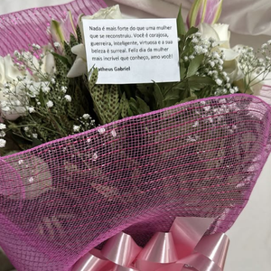 Neste sábado (08), Matheus mandou um buquê de flores declarando seu amor por Maiara