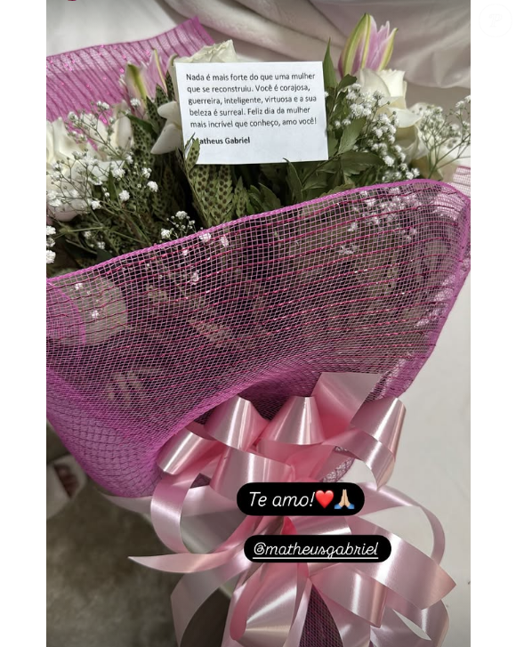 Neste sábado (08), Matheus mandou um buquê de flores declarando seu amor por Maiara