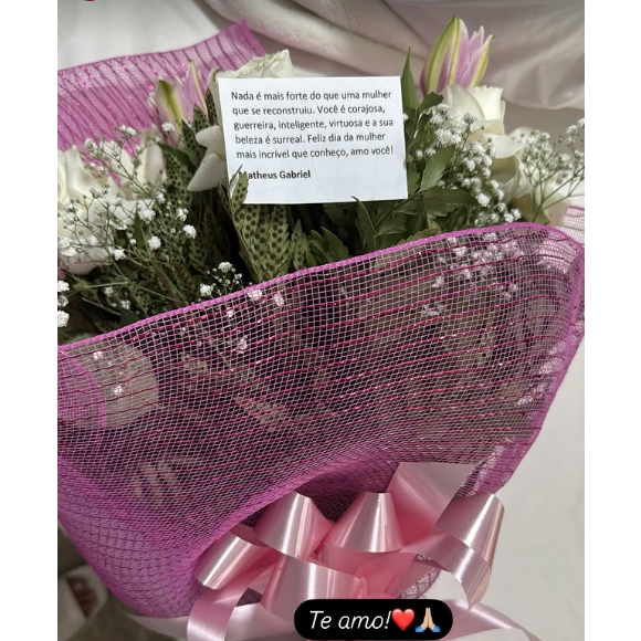 Neste sábado (08), Matheus mandou um buquê de flores declarando seu amor por Maiara