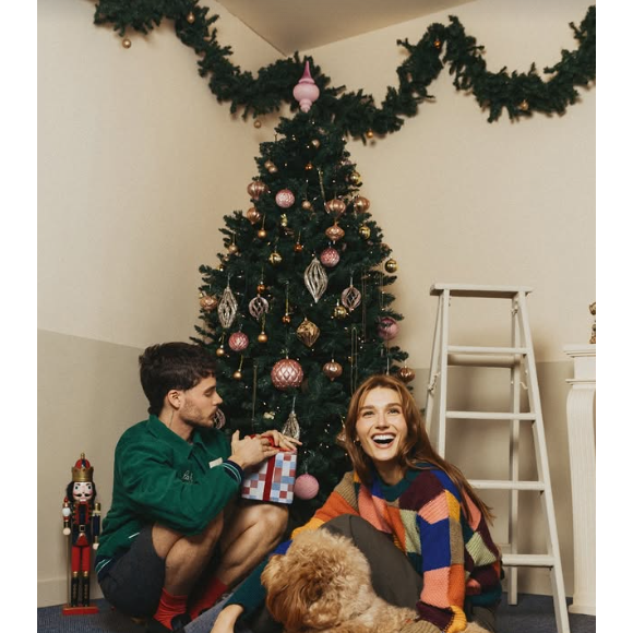 Sasha Meneghel e João Lucas em foto de natal com o pet