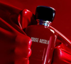 Já a base do Rouge Absolu (Paris Elysees) combina sândalo, patchouli e vetiver, criando um acabamento sofisticado que costuma agradar quem busca perfumes com presença