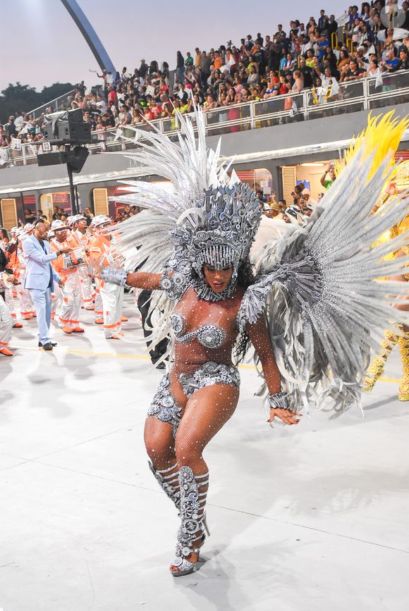 Carnaval 2026: Rosiane Pinheiro levou um tombo no sambódromo
