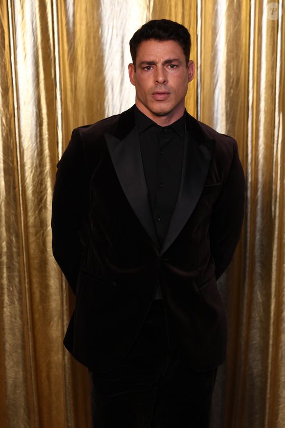 Cauã Reymond surge sem barba no 'Melhores do Ano' e continua sendo um colírio para os nossos olhos de espectadores que acompanham novamente Jorginho em 'Avenida Brasil' no 'Vale a Pena Ver de Novo'