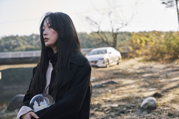 Hui-su é uma aspirante a escritora de livros infantis presa em um casamento tóxico com Jin-pyo, um homem bruto e feroz que a agride fisicamente e psicologicamente