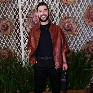 Marcelo optou por uma composição urbana ao sobrepor uma jaqueta de couro marrom de mangas curtas a uma camiseta preta básica e calça skinny de alfaiataria na mesma cor. O jornalista finalizou a produção com sapatos sociais pretos, colar de corrente discreto e uma bolsa tiracolo com alça grossa