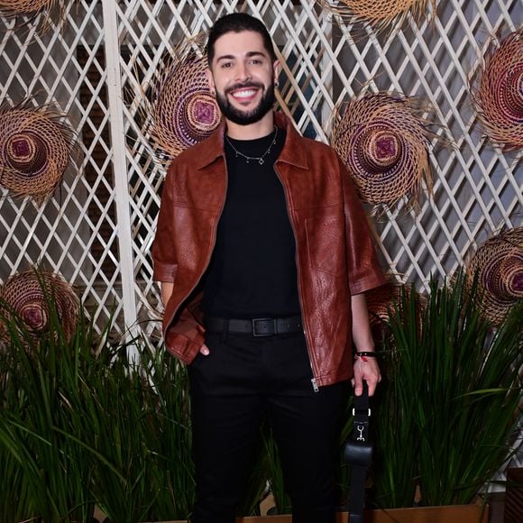 Marcelo optou por uma composição urbana ao sobrepor uma jaqueta de couro marrom de mangas curtas a uma camiseta preta básica e calça skinny de alfaiataria na mesma cor. O jornalista finalizou a produção com sapatos sociais pretos, colar de corrente discreto e uma bolsa tiracolo com alça grossa
