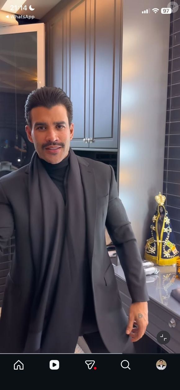 Em novembro de 2024, o cantor surpreendeu ao abandonar a barba cheia que cultivava há anos e aparecer apenas de bigode