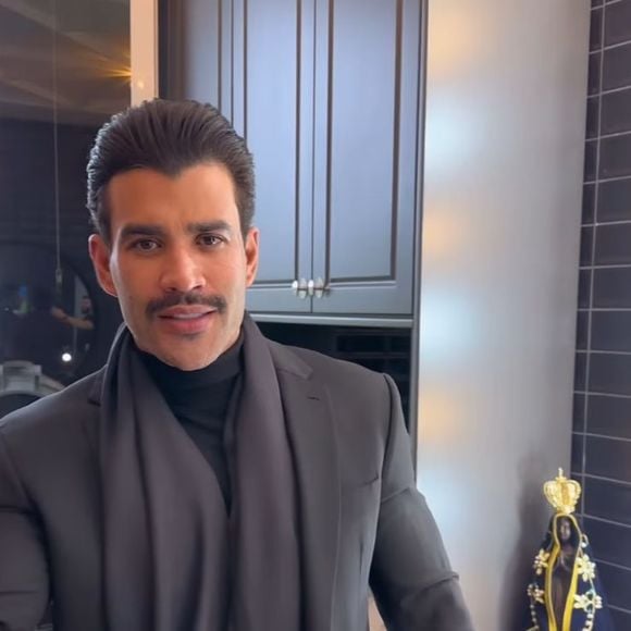 Em novembro de 2024, o cantor surpreendeu ao abandonar a barba cheia que cultivava há anos e aparecer apenas de bigode