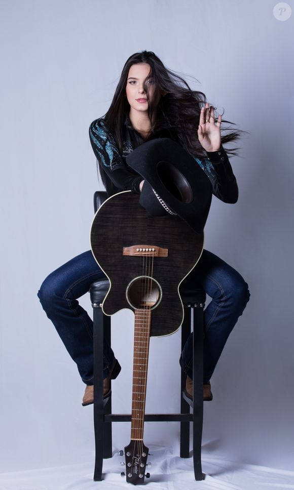 Ana Castela começou aos 18 anos com estilo mais discreto