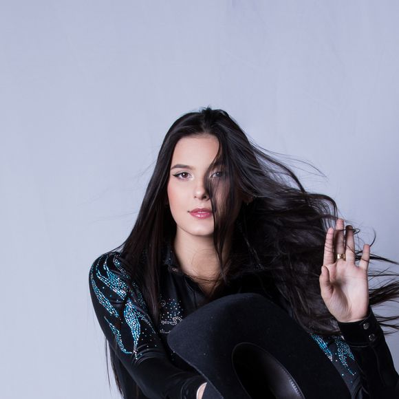 Ana Castela começou aos 18 anos com estilo mais discreto