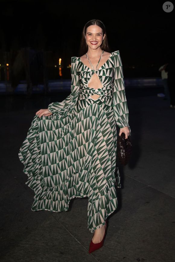 Rio Fashion Week 2026: Juliana Paiva esbanjou elegância com um vestido recortado e de estampas geométricas
