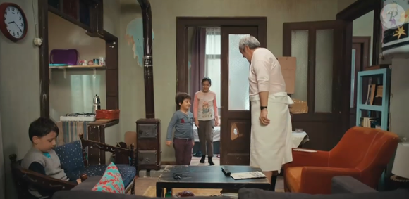 Enver improvisa após Sirin jogar pela janela as suas roupas, na novela 'Força de Mulher', no capítulo de quinta-feira 8 de maio de 2025