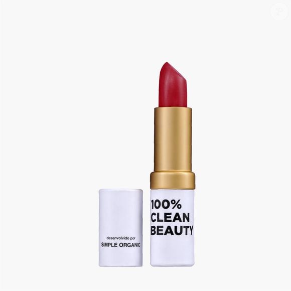 O Batom Safe Red, da Simple Organic, une alta pigmentação, hidratação e acabamento soft matte com fórmula enriquecida com óleo de rícino orgânico, óleo de rosa mosqueta e vitamina E.