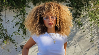 Você está usando a mousse errado e nem sabia. Veja como aplicá-la para cachos mais definidos