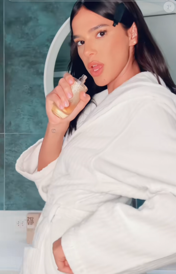 No fim do ano passado, Bruna Marquezine revelou em seu perfil do TikTok que tem como assinatura olfativa o 212 VIP Rosé Elixir, da grife Carolina Herrera, um perfume que traduz perfeitamente sua aura de elegância e atitude.