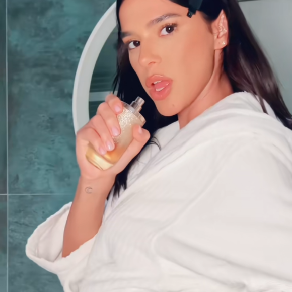 No fim do ano passado, Bruna Marquezine revelou em seu perfil do TikTok que tem como assinatura olfativa o 212 VIP Rosé Elixir, da grife Carolina Herrera, um perfume que traduz perfeitamente sua aura de elegância e atitude.