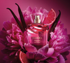 O perfume Magnific Pink Peônia (Eudora) é perfeito para mulheres poderosas, assim como Carminha. Traz nuances cítricas no topo, ganhando uma intensidade floral com peônia, rosa e jasmim sambac no corpo, além de baunilha em seu fundo.
