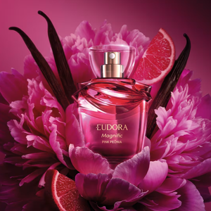 O perfume Magnific Pink Peônia (Eudora) é perfeito para mulheres poderosas, assim como Carminha. Traz nuances cítricas no topo, ganhando uma intensidade floral com peônia, rosa e jasmim sambac no corpo, além de baunilha em seu fundo.