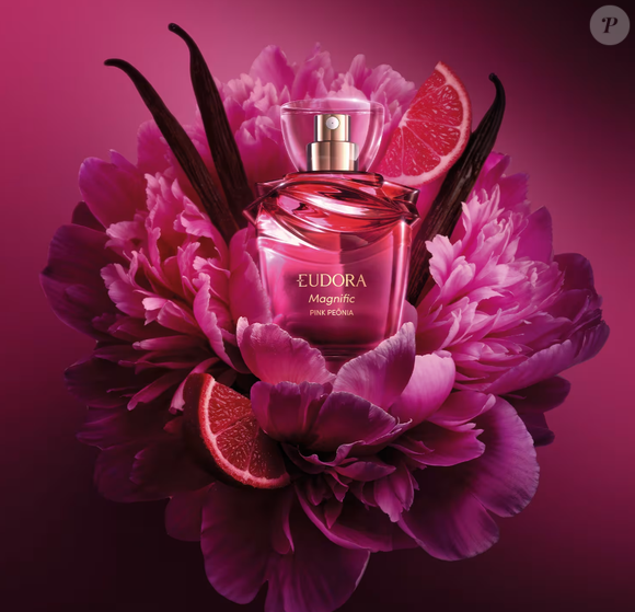 O perfume Magnific Pink Peônia (Eudora) é perfeito para mulheres poderosas, assim como Carminha. Traz nuances cítricas no topo, ganhando uma intensidade floral com peônia, rosa e jasmim sambac no corpo, além de baunilha em seu fundo.