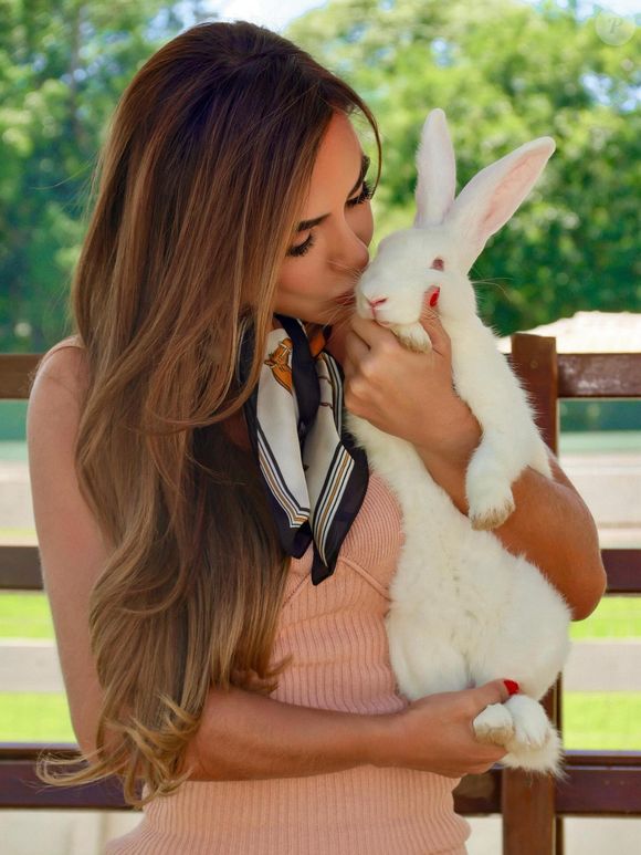 Nicole Bahls é apaixonada por animais e batizou bichos do seu sítio com nomes de famosos