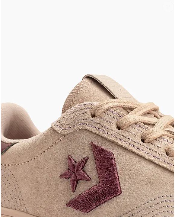 Com jeans reto ou blazer, o modelo prova que conforto e informação de moda podem andar juntos