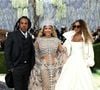 Retorno em família! Beyoncé reaparece no Met Gala 2026 após uma década longe da escadaria do Metropolitan Museum of Art, ao lado do marido Jay-Z e da filha Blue Ivy Carter. A artista roubou a cena com um look de esqueleto totalmente cravejado, em sintonia com o tema 'Costume Art'