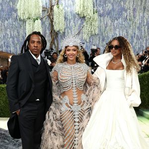 Retorno em família! Beyoncé reaparece no Met Gala 2026 após uma década longe da escadaria do Metropolitan Museum of Art, ao lado do marido Jay-Z e da filha Blue Ivy Carter. A artista roubou a cena com um look de esqueleto totalmente cravejado, em sintonia com o tema 'Costume Art'