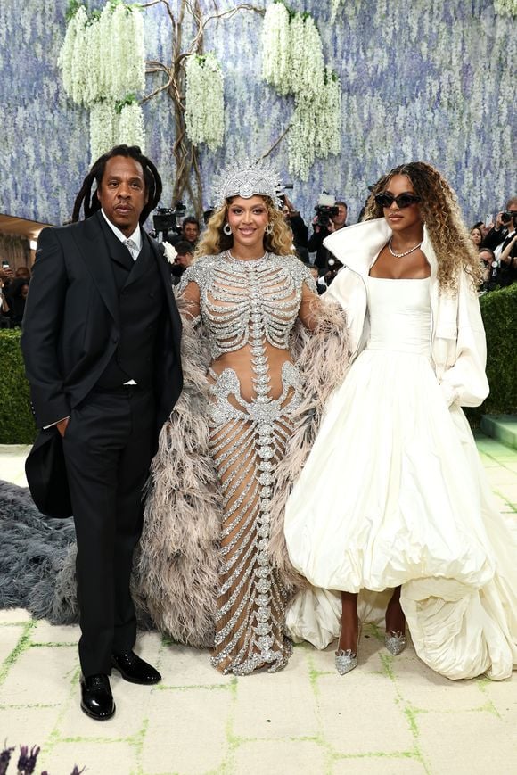 Retorno em família! Beyoncé reaparece no Met Gala 2026 após uma década longe da escadaria do Metropolitan Museum of Art, ao lado do marido Jay-Z e da filha Blue Ivy Carter. A artista roubou a cena com um look de esqueleto totalmente cravejado, em sintonia com o tema 'Costume Art'
