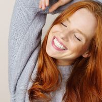 Adeus ao cabelo opaco e sem brilho no Inverno 2025! 5 ácidos que você deve procurar na sua próxima compra para os fios, segundo expert da Eudora